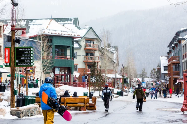 Turisták, a Ski resort, szezon végén — Stock Fotó