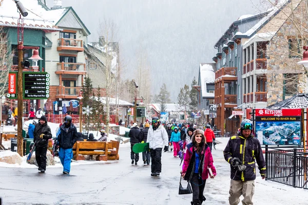 Turisták, a Ski resort, szezon végén — Stock Fotó