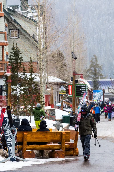 Toeristen in skiresort, eind van seizoen — Stockfoto