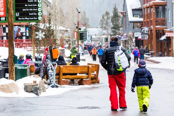 Touristen im Skigebiet, Ende der Saison — Stockfoto