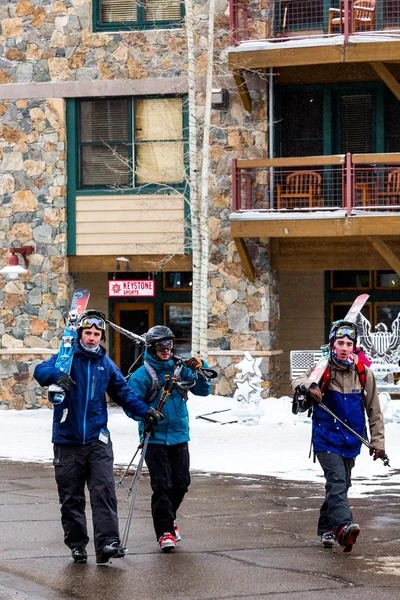 Tourists at Ski resort, end of season — Stock Photo, Image