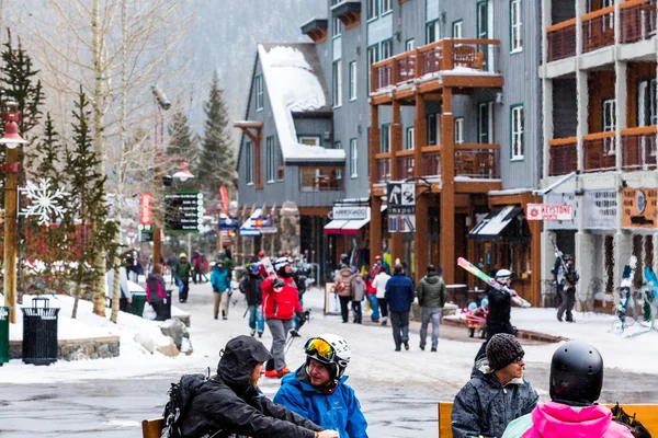 Turister på Ski resort, slutet av säsongen — Stockfoto