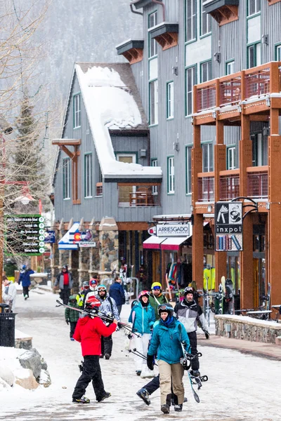 Turister på Ski resort, slutet av säsongen — Stockfoto