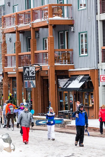 スキー リゾート、シーズンの終わりで観光客 — ストック写真