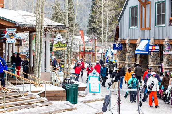 Touristen im Skigebiet, Ende der Saison — Stockfoto