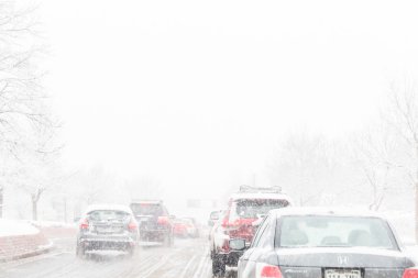 Yol trafik kar fırtınası sırasında.