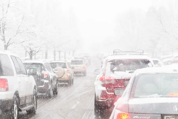 Straßenverkehr während des Schneesturms. — Stockfoto