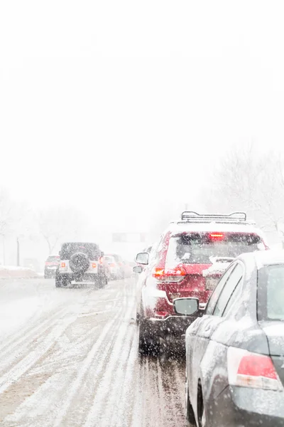 Tráfego rodoviário durante a tempestade de neve . — Fotografia de Stock