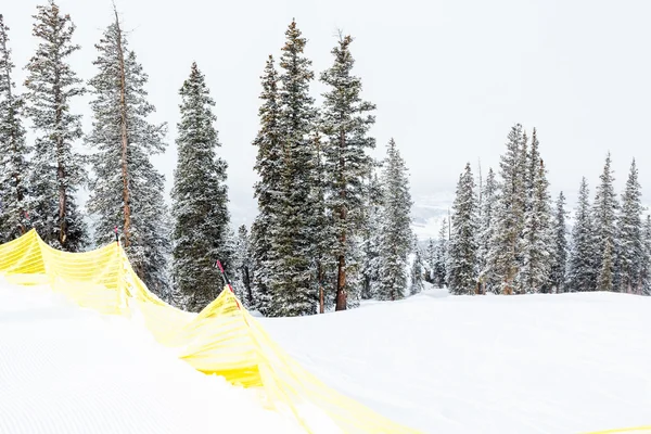 Skiresort aan het einde van het seizoen — Stockfoto