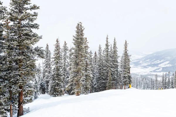 Estación de esquí al final de la temporada — Foto de Stock