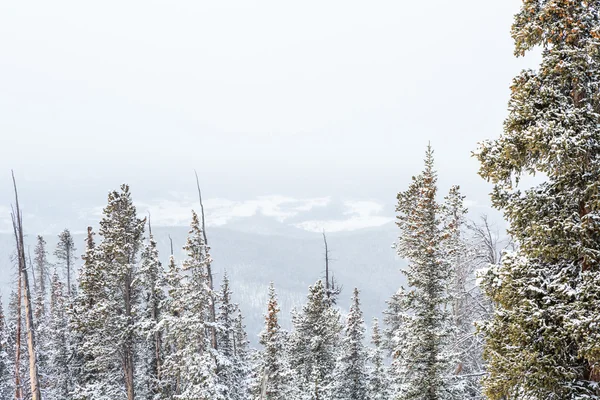 Skiresort aan het einde van het seizoen — Stockfoto