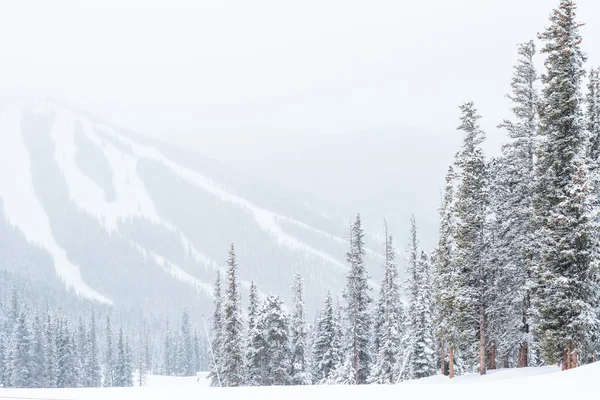 Skiresort aan het einde van het seizoen — Stockfoto