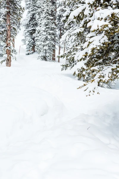 Skiresort aan het einde van het seizoen — Stockfoto