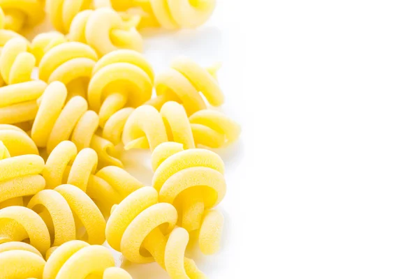 Organische gele Italiaanse trottole pasta — Stockfoto