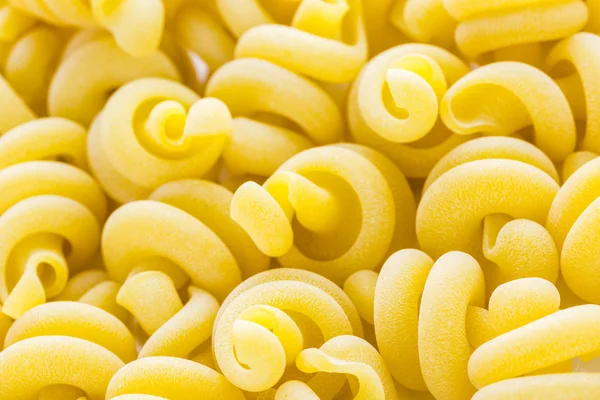 Organiczny żółty trottole włoski makaron — Zdjęcie stockowe