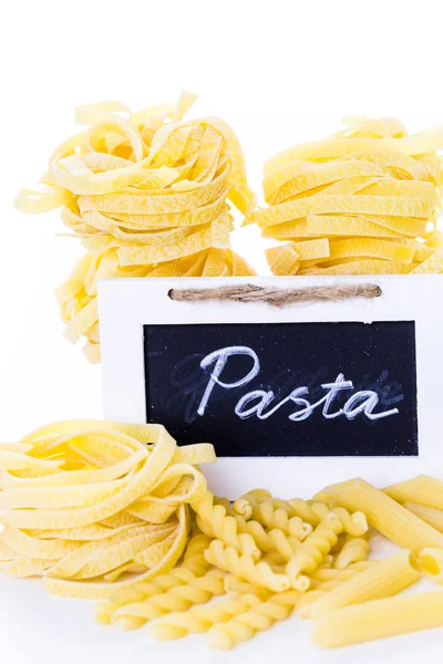 Ninhos fettuccine amarelo orgânico massas — Fotografia de Stock