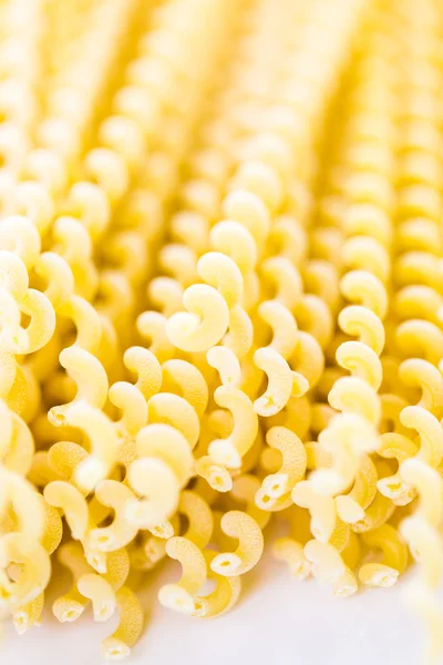 Spirale di pasta lunga gialla biologica — Foto Stock