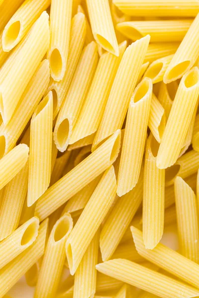 Ekologisk gul rigate pasta — Stockfoto