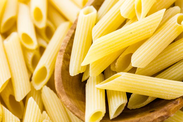 Rigate di pasta gialla biologica — Foto Stock