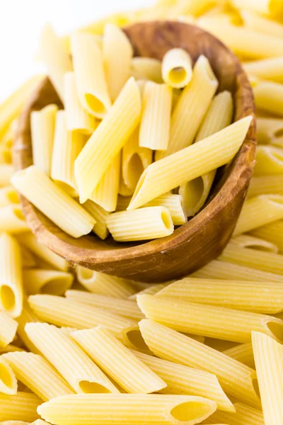 Ekologisk gul rigate pasta — Stockfoto