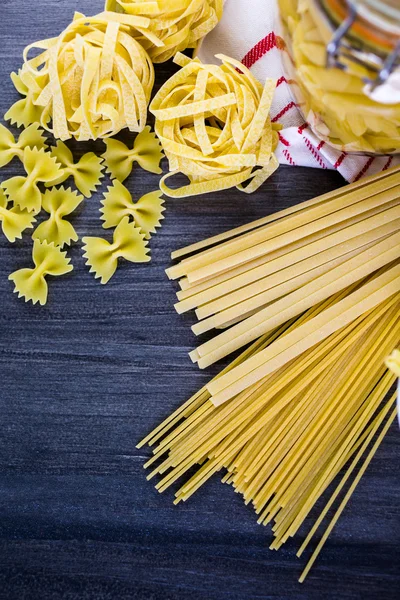 Vielfalt an trockenen Bio-Nudeln — Stockfoto