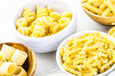 Sarı kuru makarna çeşitli