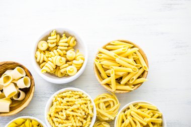 Sarı kuru makarna çeşitli