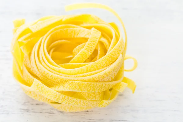 Makaron fettuccine organicznych gniazd — Zdjęcie stockowe