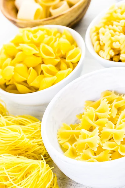 Vielfalt an gelben, trockenen Nudeln — Stockfoto