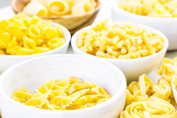 Різновид жовтих сухих макаронних виробів — стокове фото