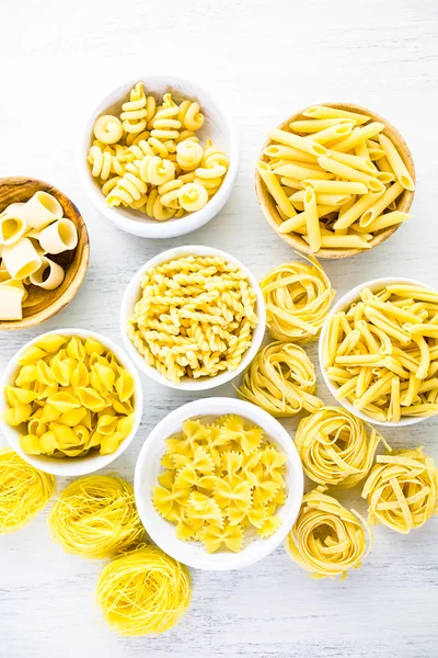 Vielfalt an gelben, trockenen Nudeln — Stockfoto