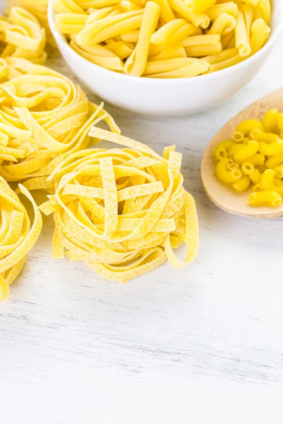 Variété de pâtes sèches jaunes — Photo