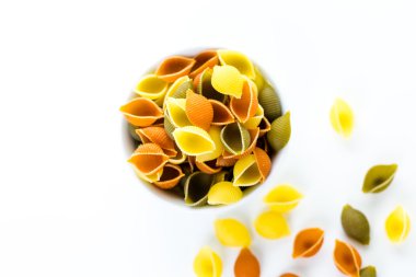 Çok renkli kabuk makarna