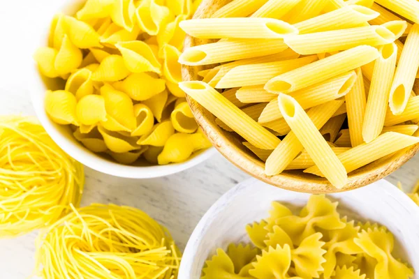 Vielfalt an gelben, trockenen Nudeln — Stockfoto