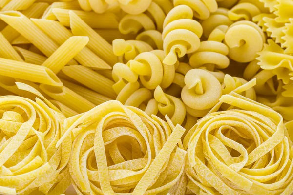 Verschiedene Arten trockener Pasta — Stockfoto