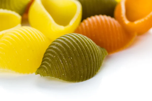 Mångfärgade shell pasta — Stockfoto