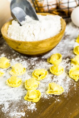 Peynirli tortellini yapma