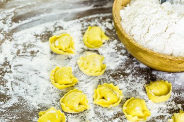 Peynirli tortellini yapma