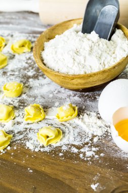 Peynirli tortellini yapma