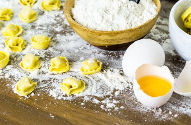 Peynirli tortellini yapma