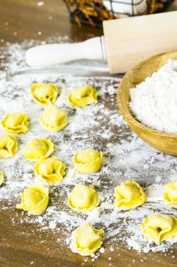 Peynirli tortellini yapma