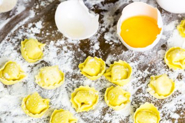 Peynirli tortellini yapma