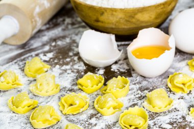 Peynirli tortellini yapma