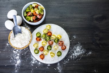 Gökkuşağı peynirli tortellini