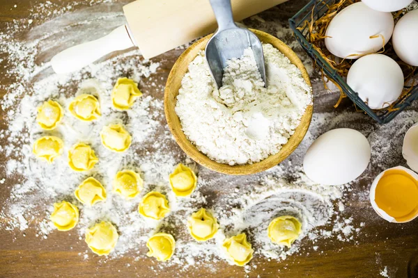 Herstellung von Käse-Tortellini — Stockfoto