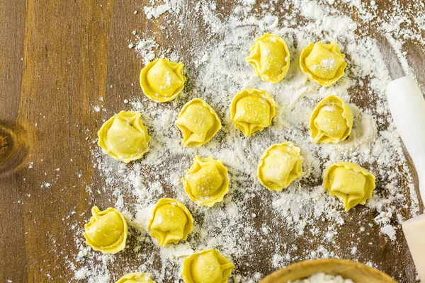 Dokonywanie tortellini z serem — Zdjęcie stockowe
