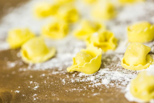 Herstellung von Käse-Tortellini — Stockfoto