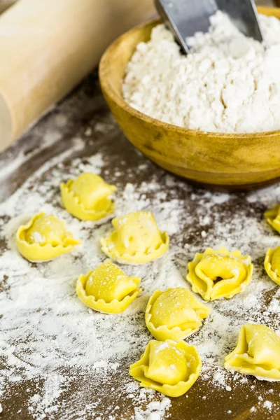 Peynirli tortellini yapma