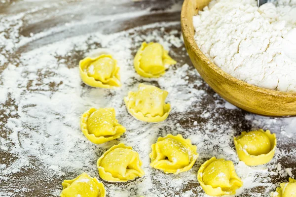Fabricación de tortellini de queso — Foto de Stock