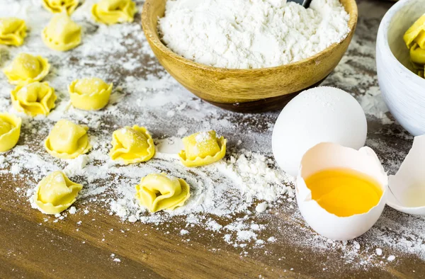 Herstellung von Käse-Tortellini — Stockfoto